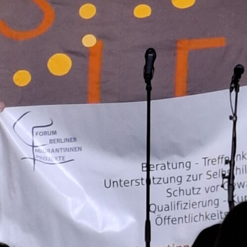 Banner Forum Berliner Migrantinnenprojekte auf der Bühne