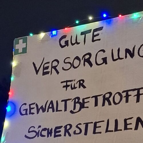 Plakat "Gute Versorgung für Gewaltbetroffene sicherstellen"
