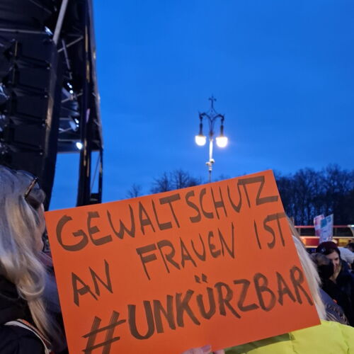 Plakat "Gewaltschutz an Frauen ist #unkürzbar"